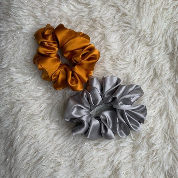 Set of 2- Medium Super Soft 100% Silk Hair Scrunchies - Picture 1 of 4